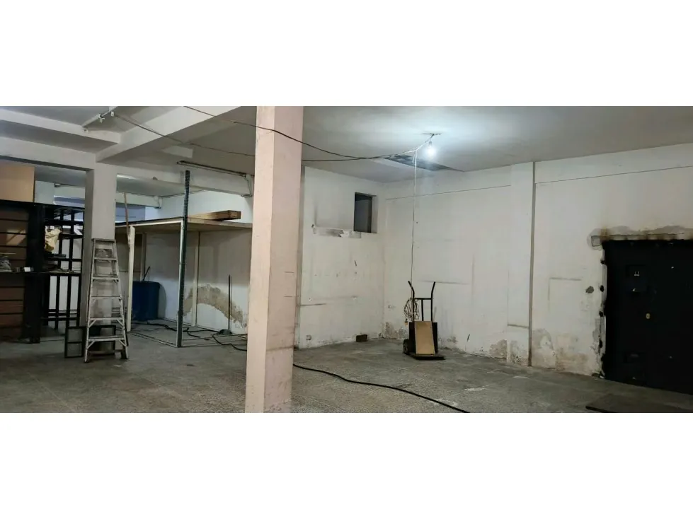 Alquilo local comercial 127m2 El Cementerio 1937 - 8
