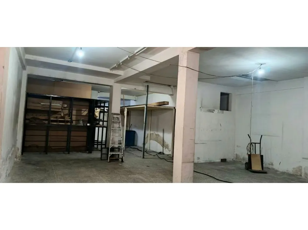 Alquilo local comercial 127m2 El Cementerio 1937 - 9