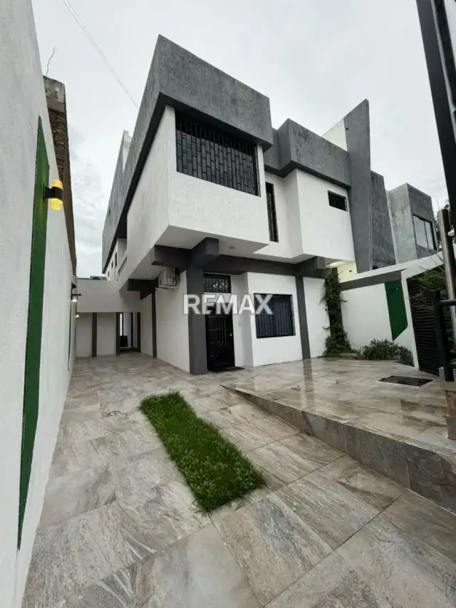 Venta de casa moderna en Jardín Mañongo