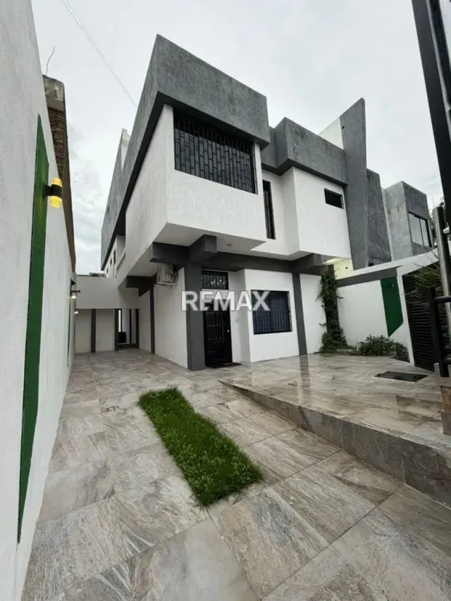 Venta de casa moderna en Jardín Mañongo