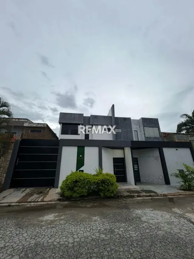 Venta de casa moderna en Jardín Mañongo - 2