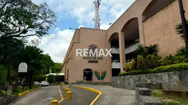 En venta amplio Local Comercial en Galerias Prados del Este 183M²
