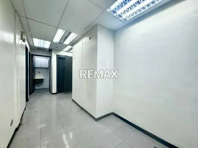 En venta amplio Local Comercial en Galerias Prados del Este 183M² - 11