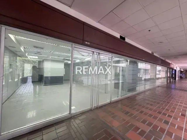 En venta amplio Local Comercial en Galerias Prados del Este 183M² - 3