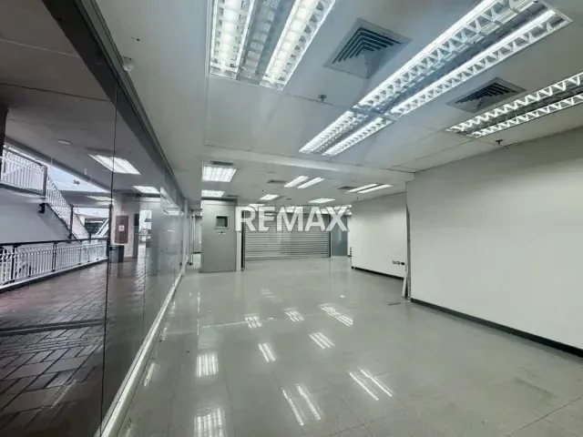 En venta amplio Local Comercial en Galerias Prados del Este 183M² - 5