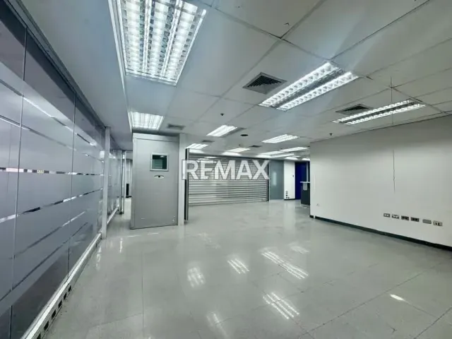 En venta amplio Local Comercial en Galerias Prados del Este 183M² - 6