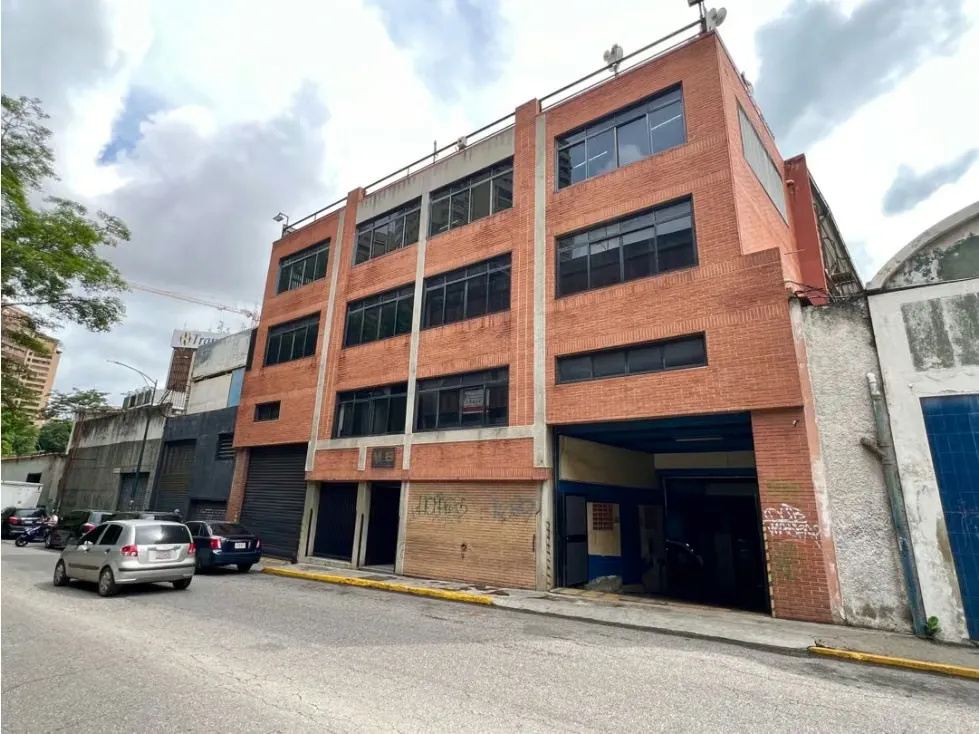En Venta Galpon tipo Edificio Industrial Comercial en Boleita Sur.