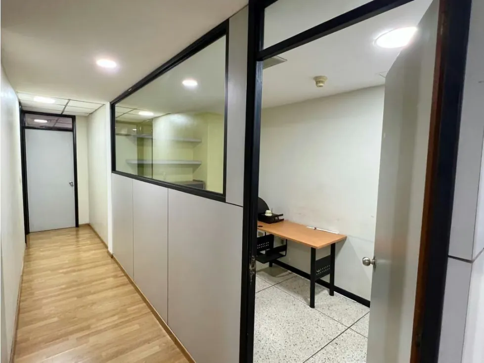 En Venta Galpon tipo Edificio Industrial Comercial en Boleita Sur. - 21