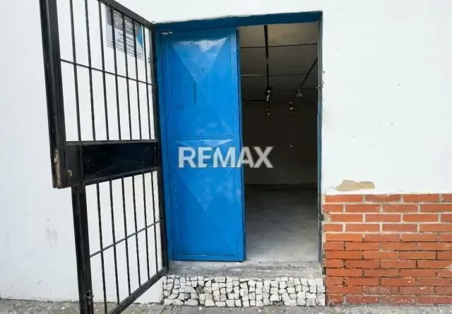 SE ALQUILA LOCAL COMERCIAL EN LAS MERCEDES - 4