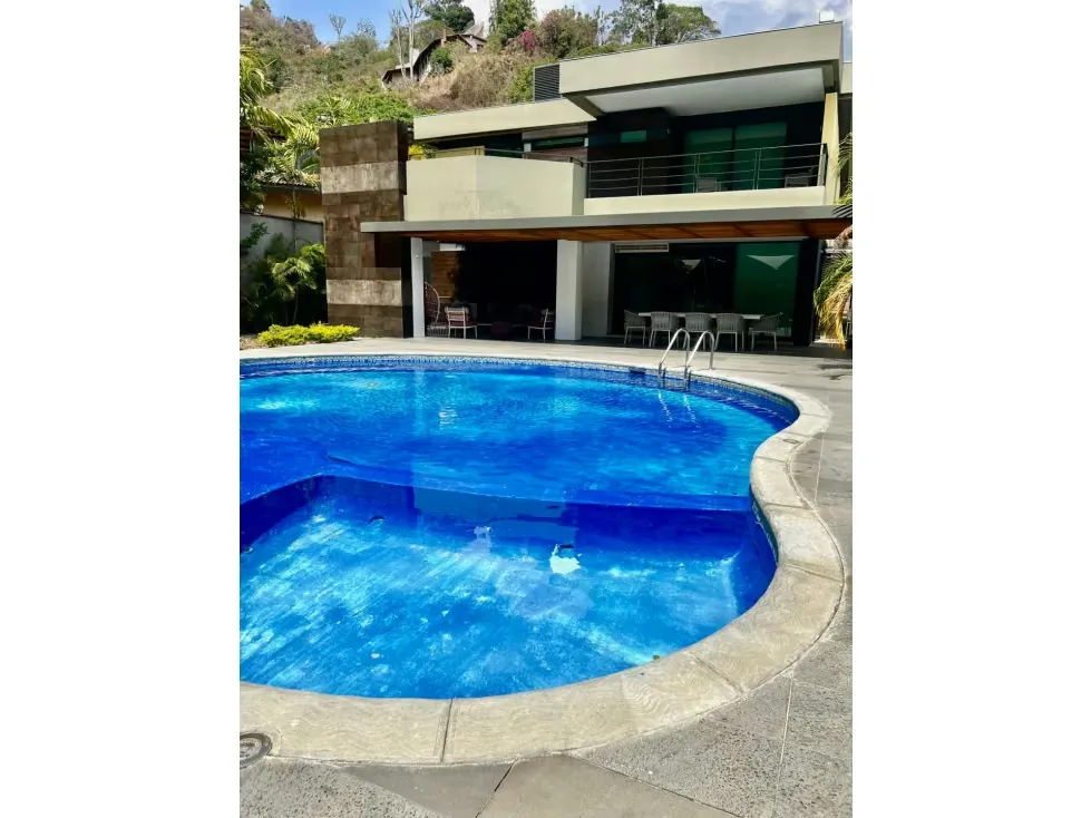 Se Vende o Alquila Qta 550m2 Colinas de Tamanaco 5435