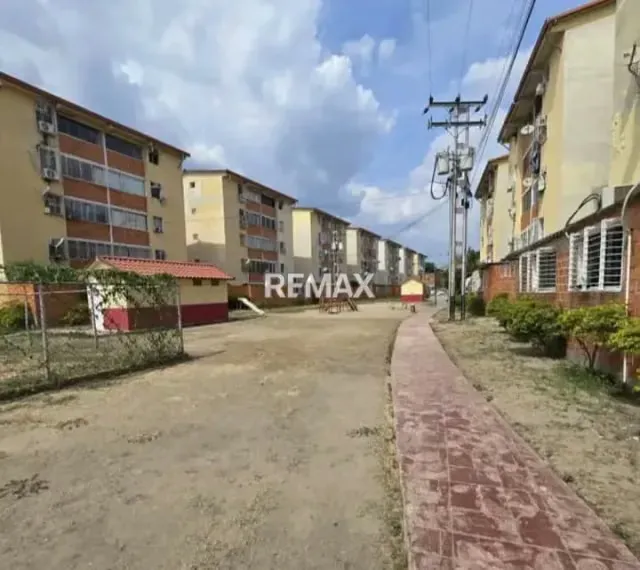 SE VENDE APARTAMENTO EN LA URB. PARQUE LOS SAMANES - 2