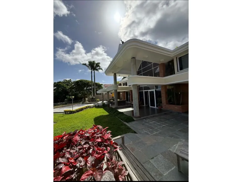 SE VENDE HERMOSA CASA EN LA LAGUNITA