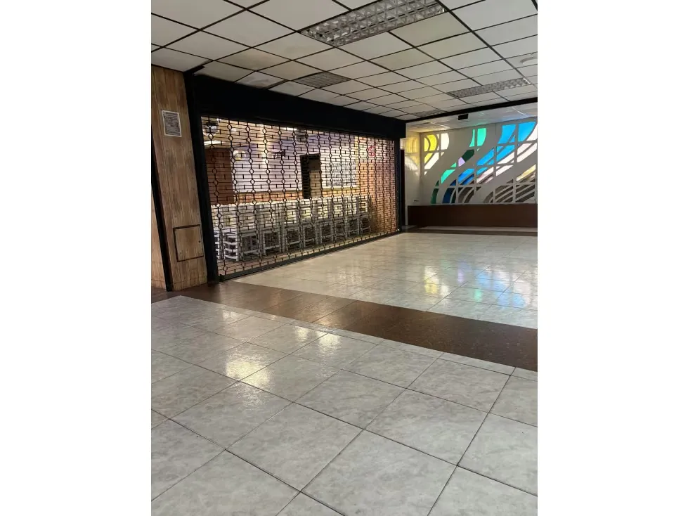 En Alquiler/Venta Amplio Local en la Urbina