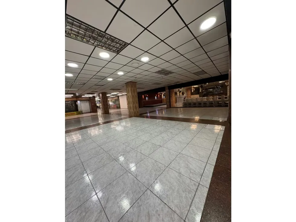 En Alquiler/Venta Amplio Local en la Urbina - 2