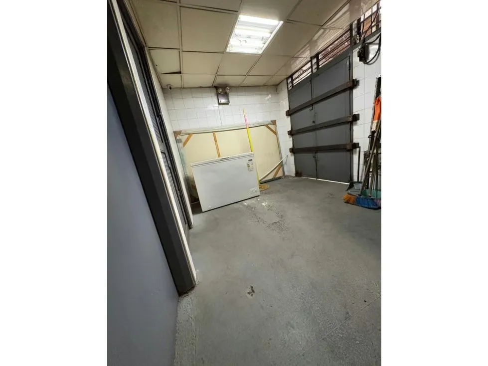 En Alquiler/Venta Amplio Local en la Urbina - 11