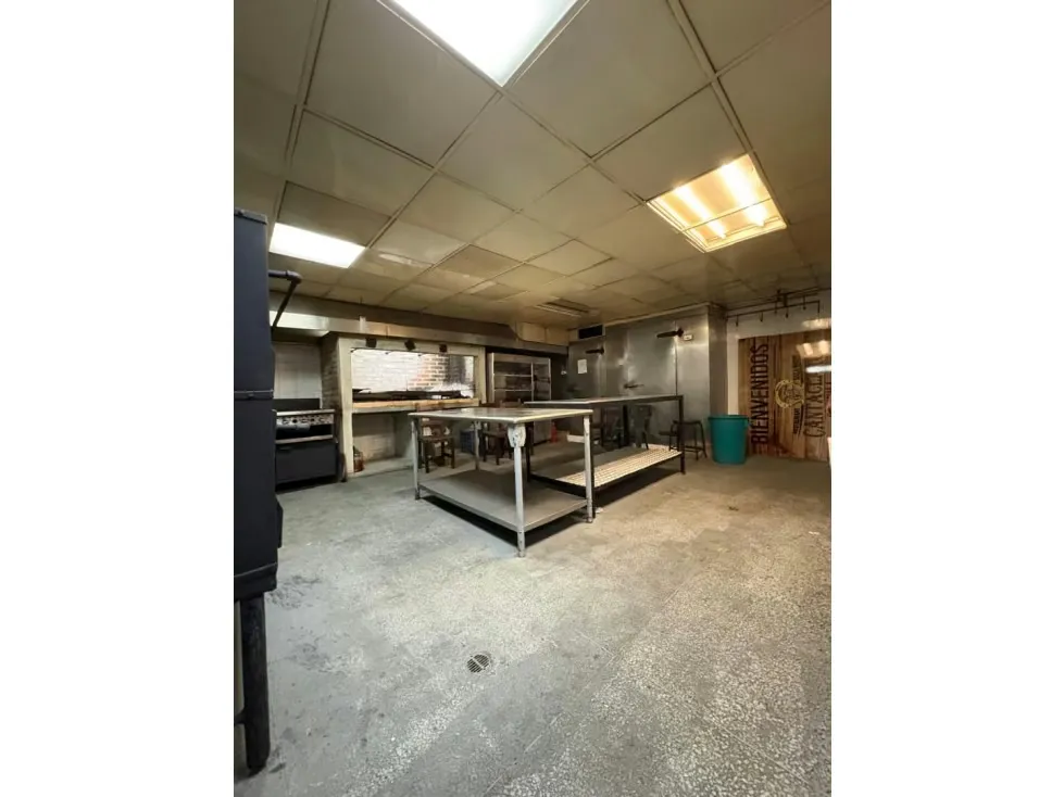 En Alquiler/Venta Amplio Local en la Urbina - 9