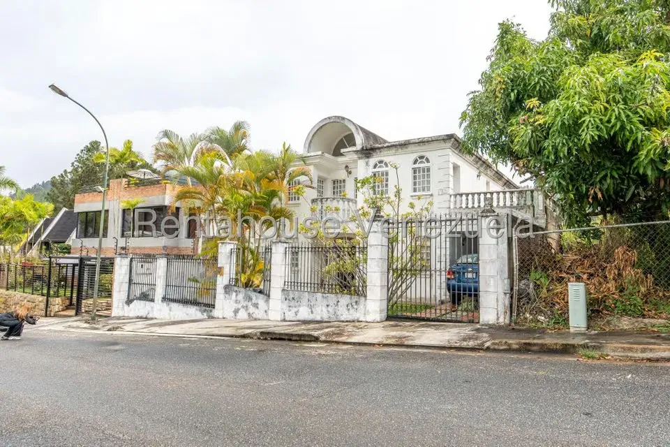 Casa (Multipes Niveles) en Venta en Lomas de Prados del Este, Distrito Metropolitano - 2