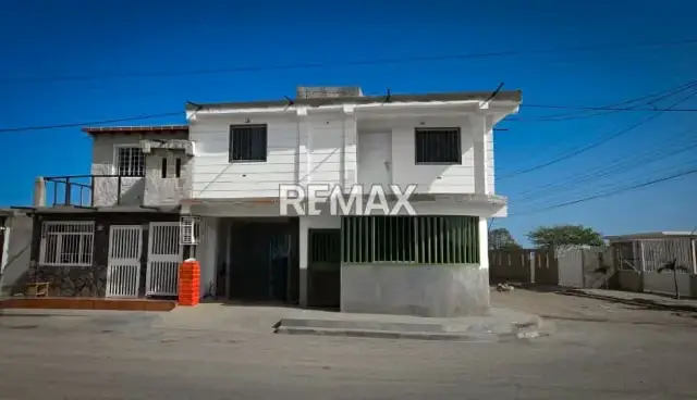 Excelente Casa de 2 Plantas con 2 Apartamentos en Venta en Valle Verde
