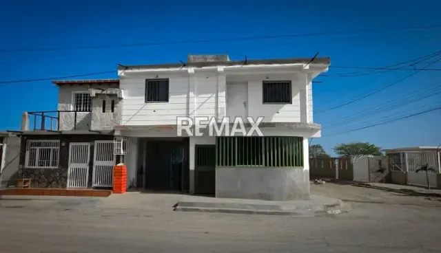 Excelente Casa de 2 Plantas con 2 Apartamentos en Venta en Valle Verde