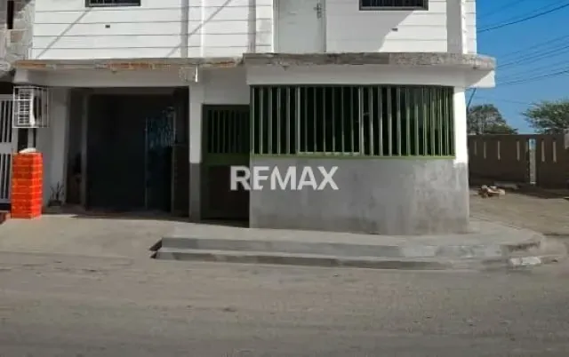 Excelente Casa de 2 Plantas con 2 Apartamentos en Venta en Valle Verde - 2