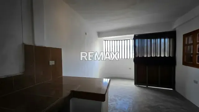 Excelente Casa de 2 Plantas con 2 Apartamentos en Venta en Valle Verde - 4