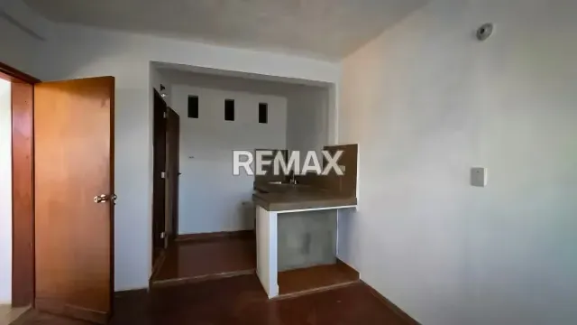 Excelente Casa de 2 Plantas con 2 Apartamentos en Venta en Valle Verde - 5