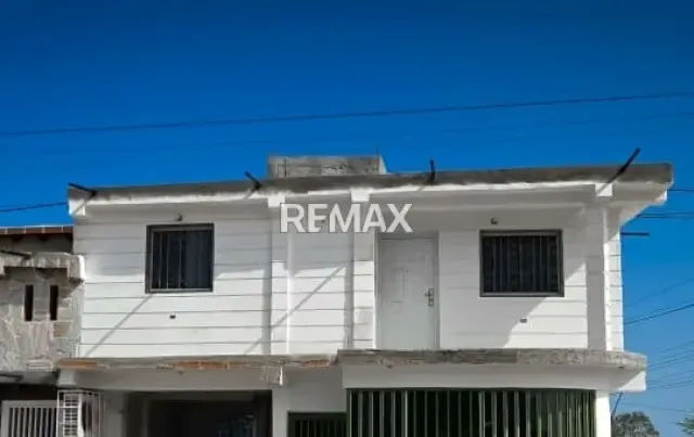 Excelente Casa de 2 Plantas con 2 Apartamentos en Venta en Valle Verde - 6