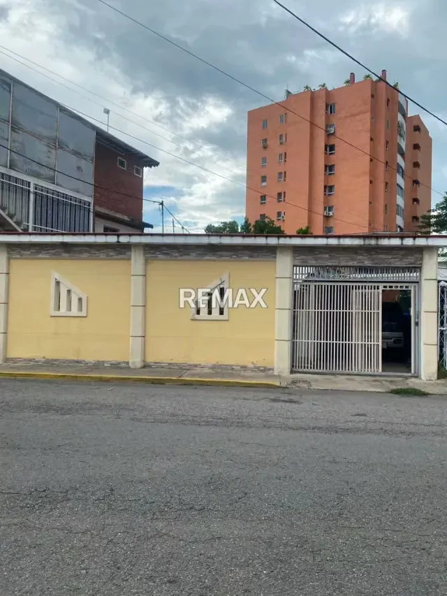 En Venta 2 casas con amplio terreno en la Av Ayacucho norte numero 105 urb La Democracia