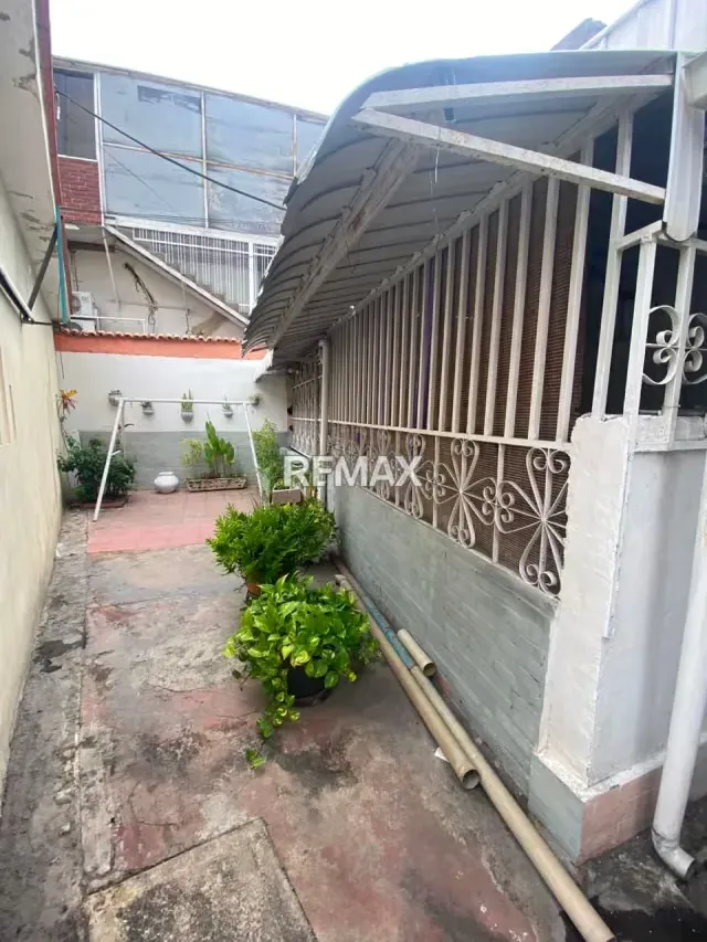 En Venta 2 casas con amplio terreno en la Av Ayacucho norte numero 105 urb La Democracia - 2