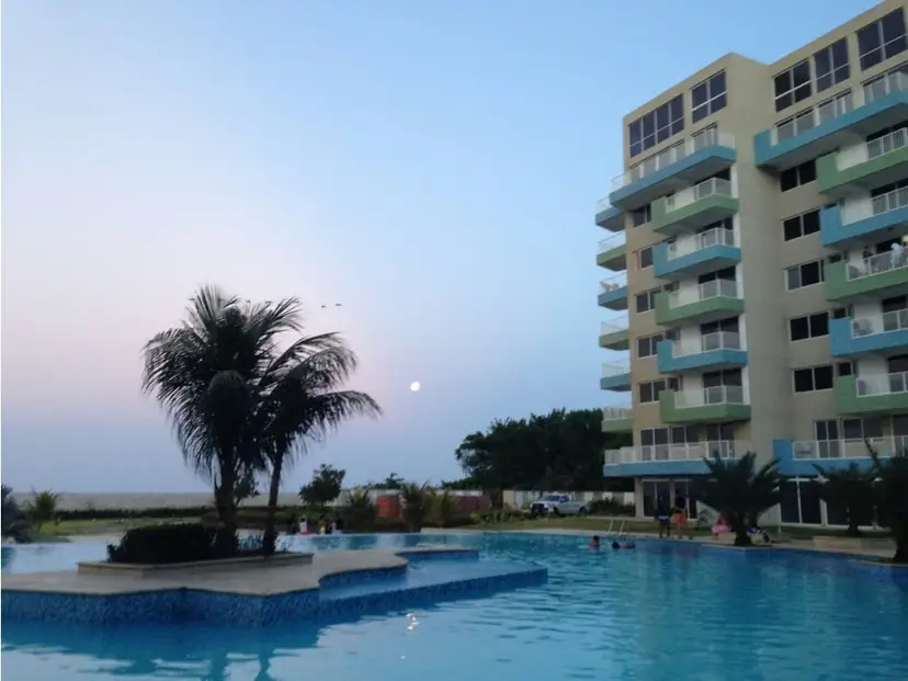 Bello y amplio apartamento a la orilla del mar en Higuerote