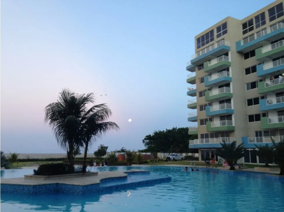 Bello y amplio apartamento a la orilla del mar en Higuerote