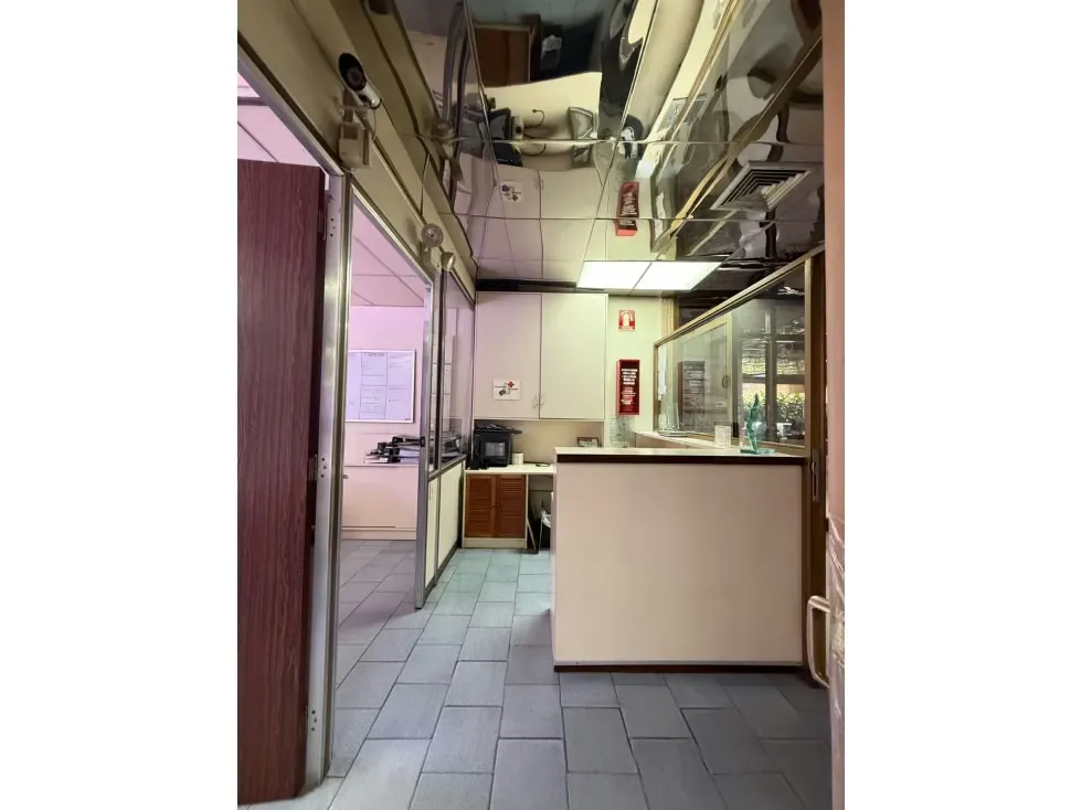 Se vende local/oficina 266m2 Los Dos Caminos 6137 - 12