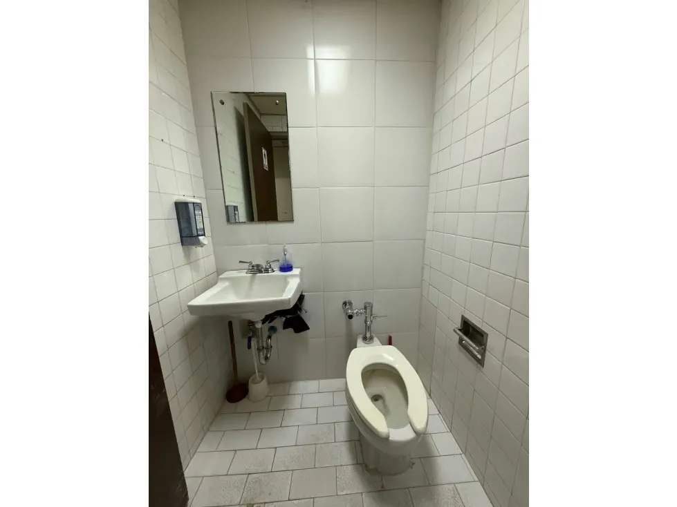 Se vende local/oficina 266m2 Los Dos Caminos 6137 - 17