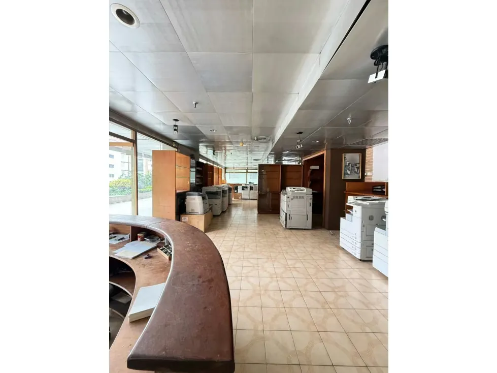 Se vende local/oficina 266m2 Los Dos Caminos 6137 - 3
