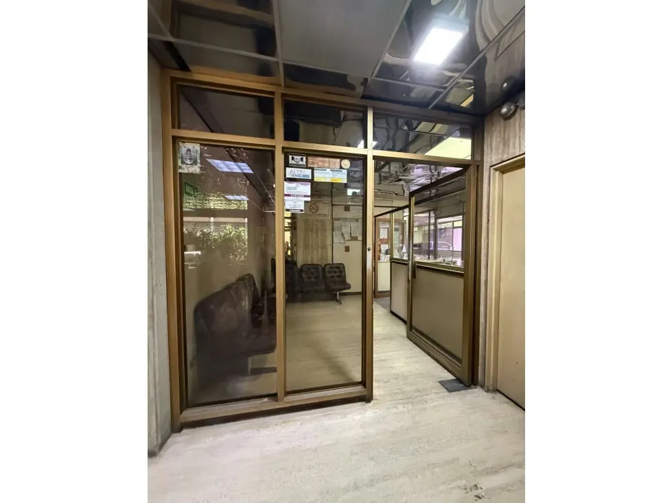 Se vende local/oficina 266m2 Los Dos Caminos 6137 - 9