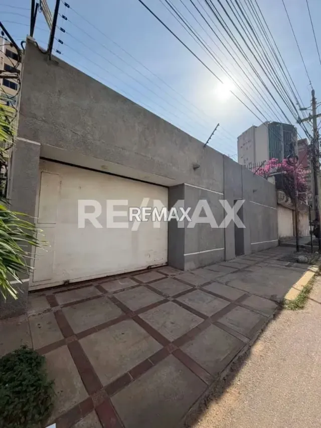 EN VENTA CASA EN LA LAGO ESQUINA URB LA VIRGINIA