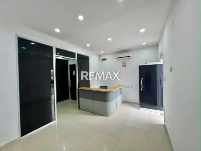 Complejo de Oficinas con Recepción - 11