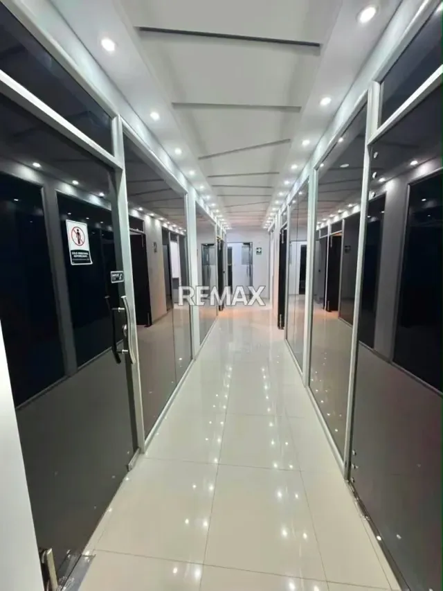 Complejo de Oficinas con Recepción - 4