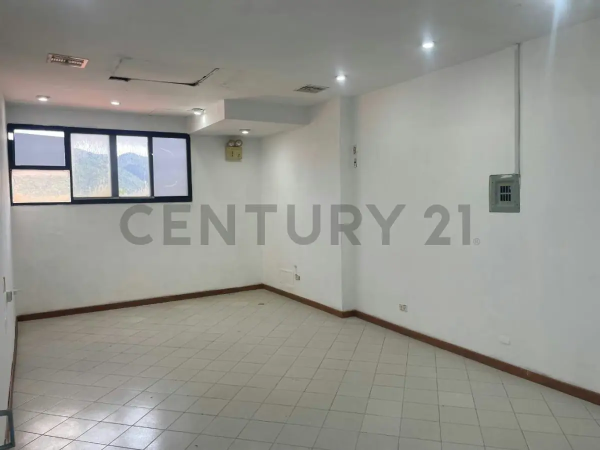 Local de 27.35 mts2 en venta en el CC El Refugio. - 3