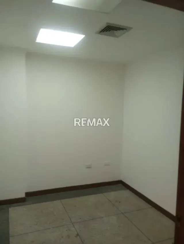 OFICINA EN VENTA EN EL C.C. PUENTE CRISTAL, ZONA CENTRO - 11