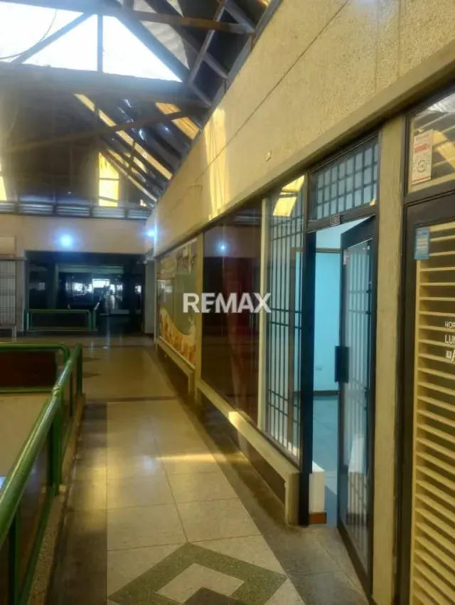 OFICINA EN VENTA EN EL C.C. PUENTE CRISTAL, ZONA CENTRO - 4