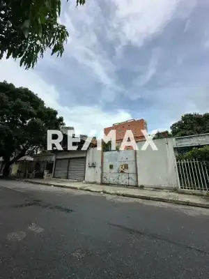 VENTA DE TERRENO CON LOCAL COMERCIAL A PIE DE CALLE, CENTRO DE MARACAY-CALLE PICHINCHA