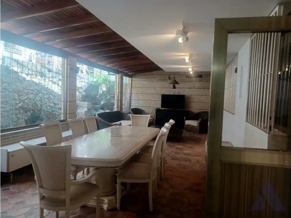 VENTA CASA300m2 6H/7B/2E, ANEXO CALLE CERRADA URB Santa Sofia 9915 - 13