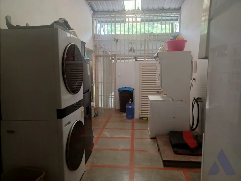 VENTA CASA300m2 6H/7B/2E, ANEXO CALLE CERRADA URB Santa Sofia 9915 - 39