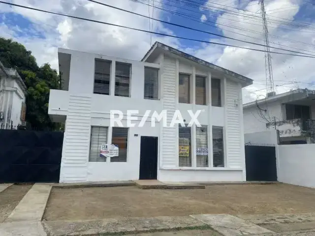 Alquiler de casa comercial en la Urb. EL VIÑEDO