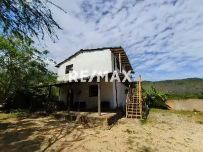 En venta amplia y acogedora casa para remodelar ubicada en una zona tranquila rodeada de naturaleza en Guacuco, Isla de Margarita.