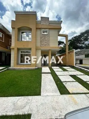 EN VENTA TONWHOUSE EN LOS RAUSEOS, EL LIMON