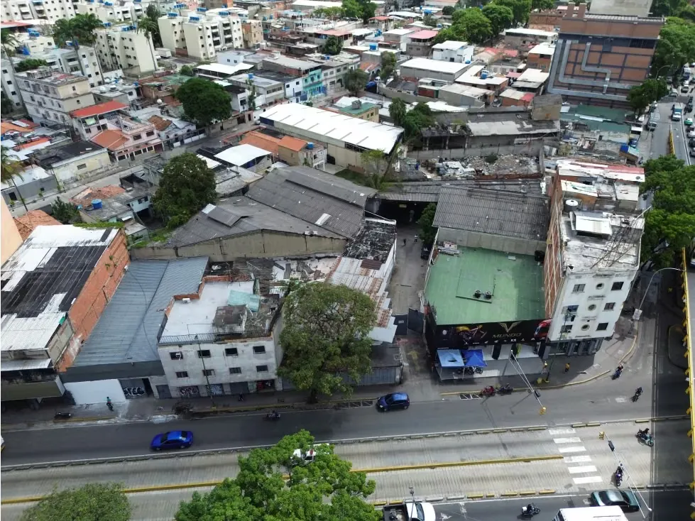 En Venta Galpon Industrial en Av. Roosvelt. Caracas - Distrito Capital - 15