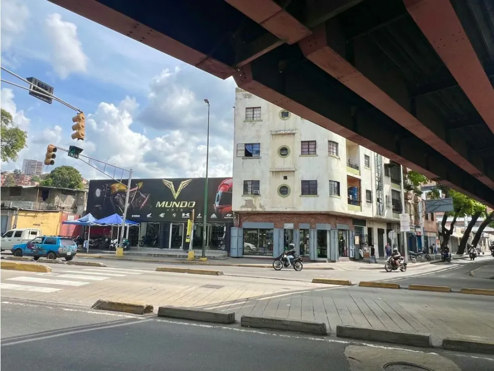 En Venta Galpon Industrial en Av. Roosvelt. Caracas - Distrito Capital - 4