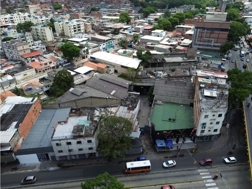 En Venta Galpon Industrial en Av. Roosvelt. Caracas - Distrito Capital - 7